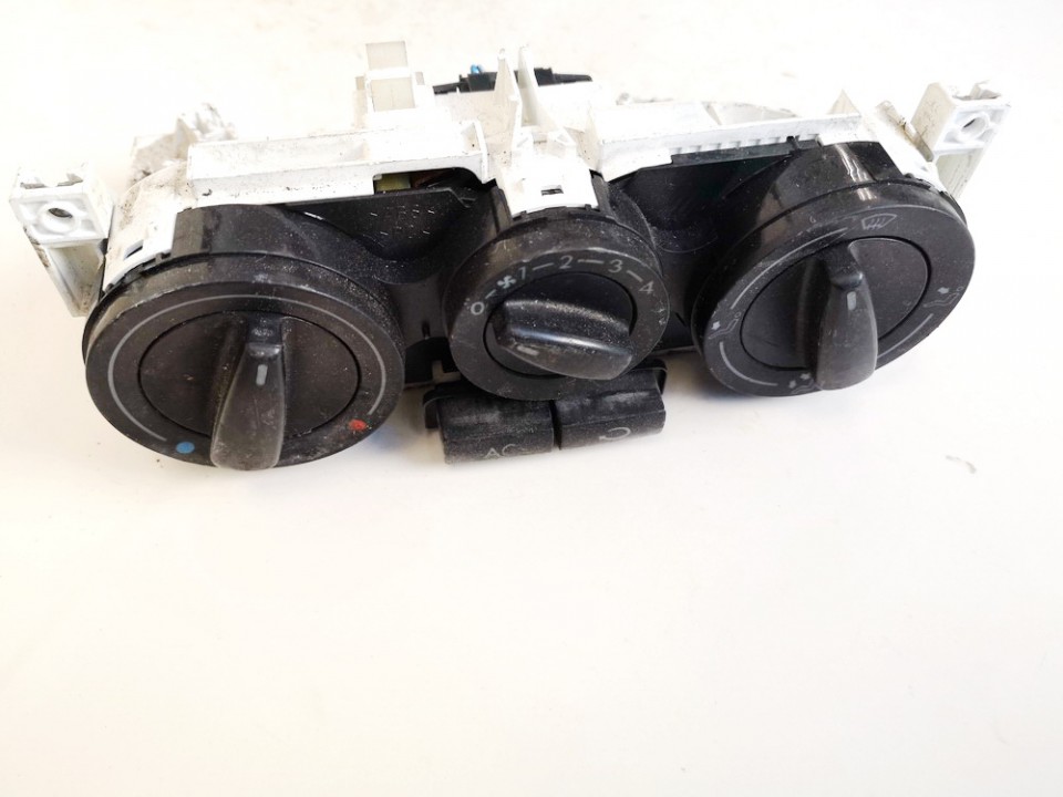1J0820045G Volkswagen Passat 2000 Climate Control Panel (heater control switches)