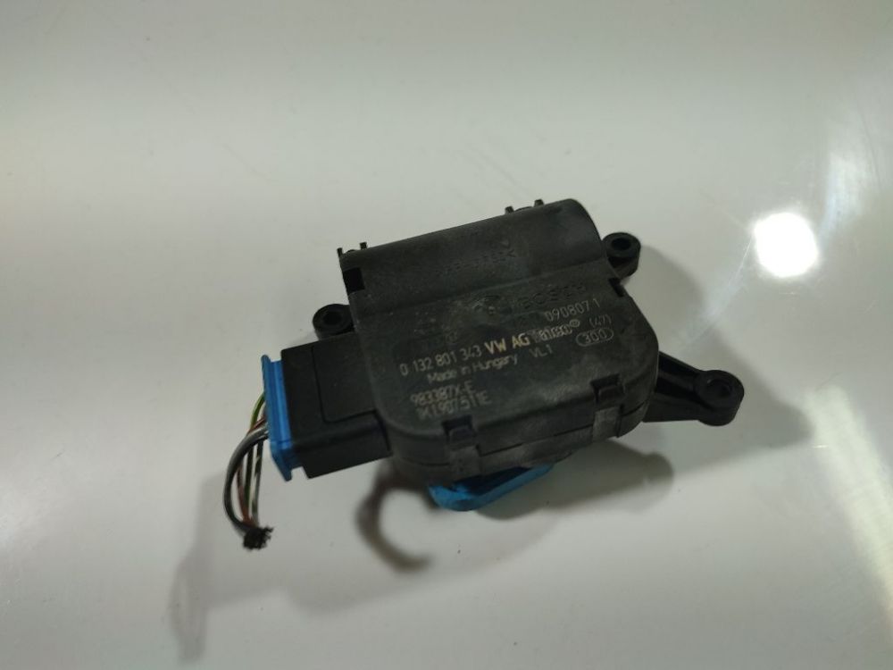 0132801343VW Audi A3 2007 кронштейн моторчика заслонки отопителя