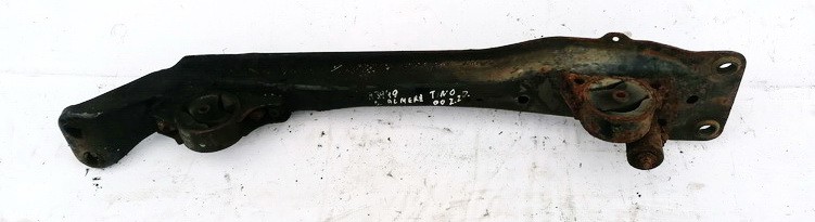 Nissan Almera Tino 2000 Vornerrachse Isoliert