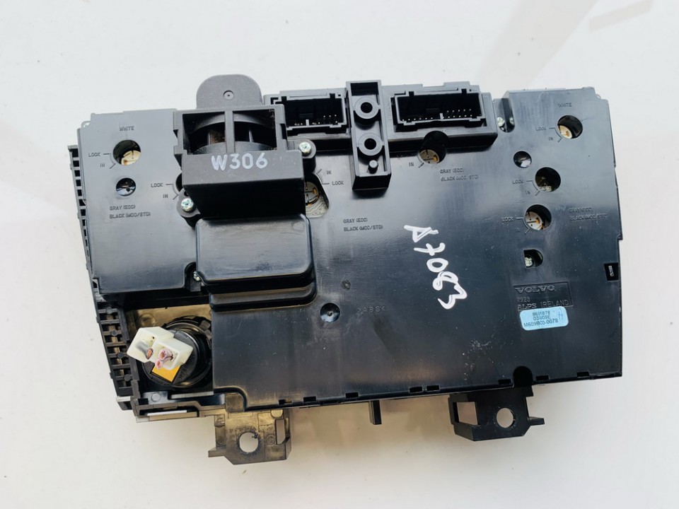 8691878 used Climate Control Panel (heater control switches) Volvo S60
