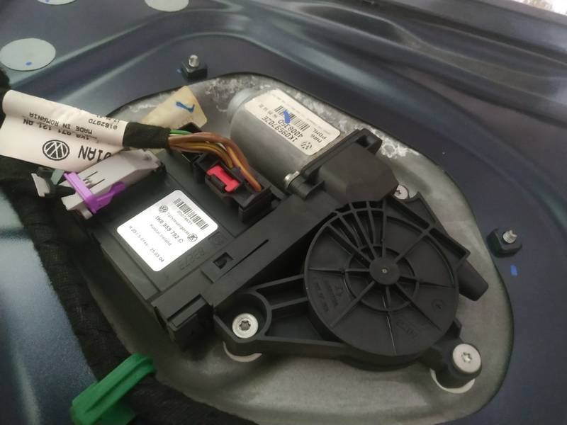 1K0959702E Volkswagen Golf 2004 Моторчик стеклоподъемника - передний правый