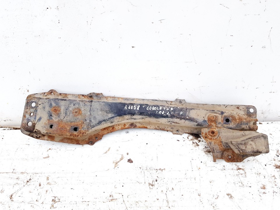 Toyota Corolla Verso 2003 Vornerrachse Isoliert