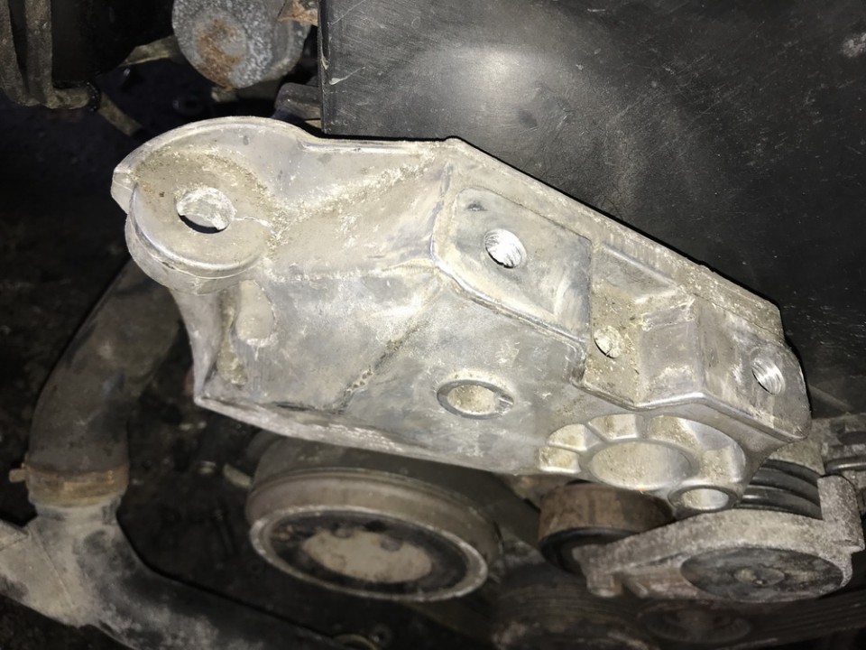 038199207 used Engine Mount Bracket and Gearbox Mount Bracket Audi A3