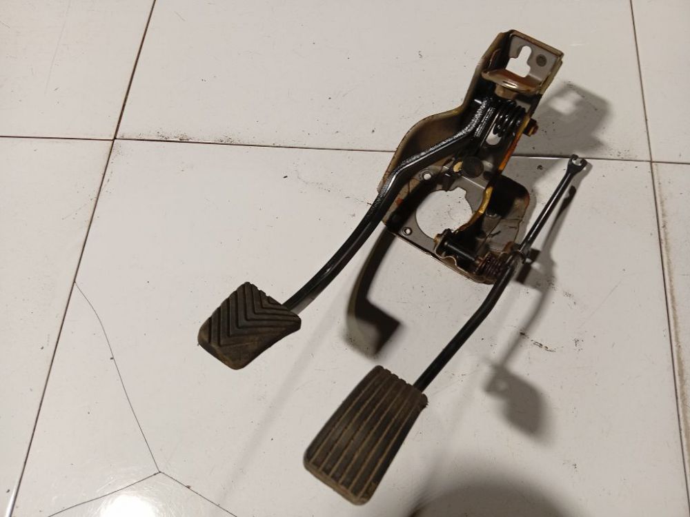 Mitsubishi Colt 1996 Pedalwerk Bremspedal Pedalhalter Kupplungspedal