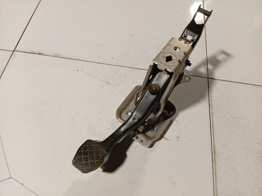 1K1721057AD Seat Leon 2007 Clutch pedal
