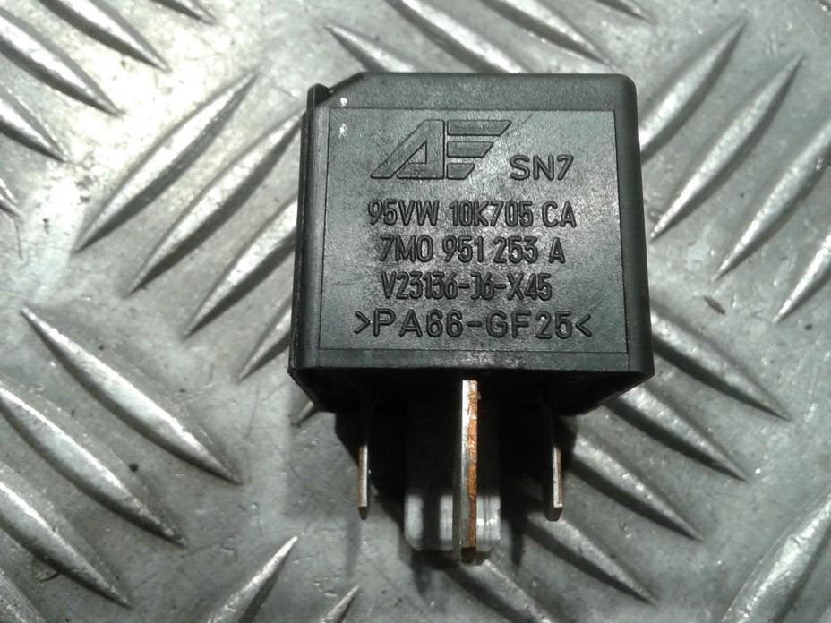 7M0951253A Fuel Pump Relay Audi A4 2000 1.8L EIS00316589 Used Auto