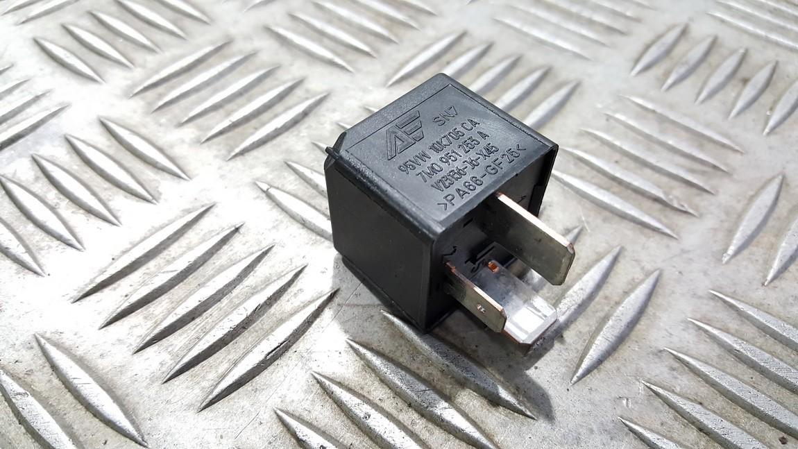7M0951253A V23136-J6-X45, V23136J6X45 Relay module Skoda Octavia 2009 ...