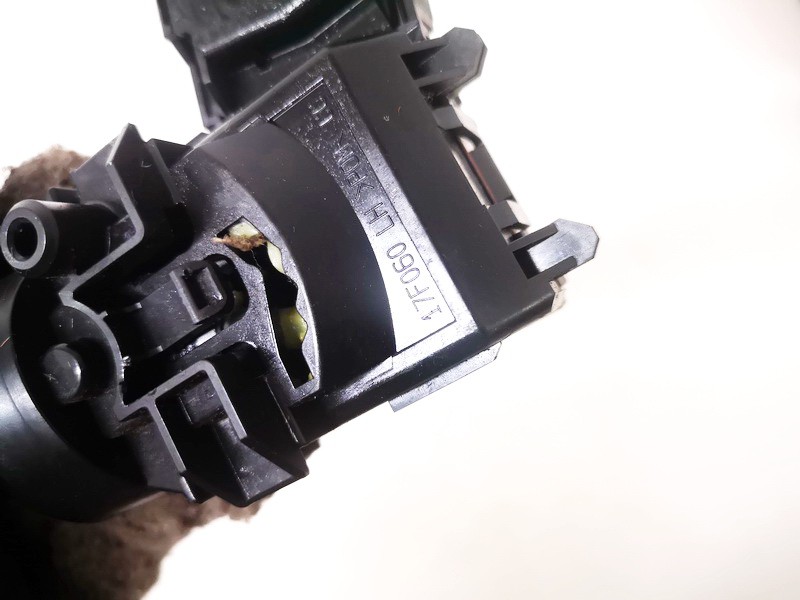 17F060 Toyota RAV-4 2007 Stikla tīrītāja vadības pogas kātiņš - Thumbnail 3