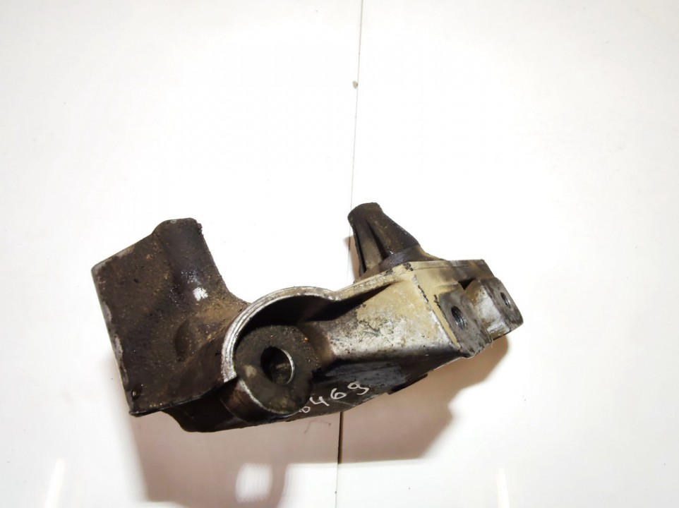 038199207J Volkswagen Golf 1998 Engine Mount Bracket and Gearbox Mount Bracket