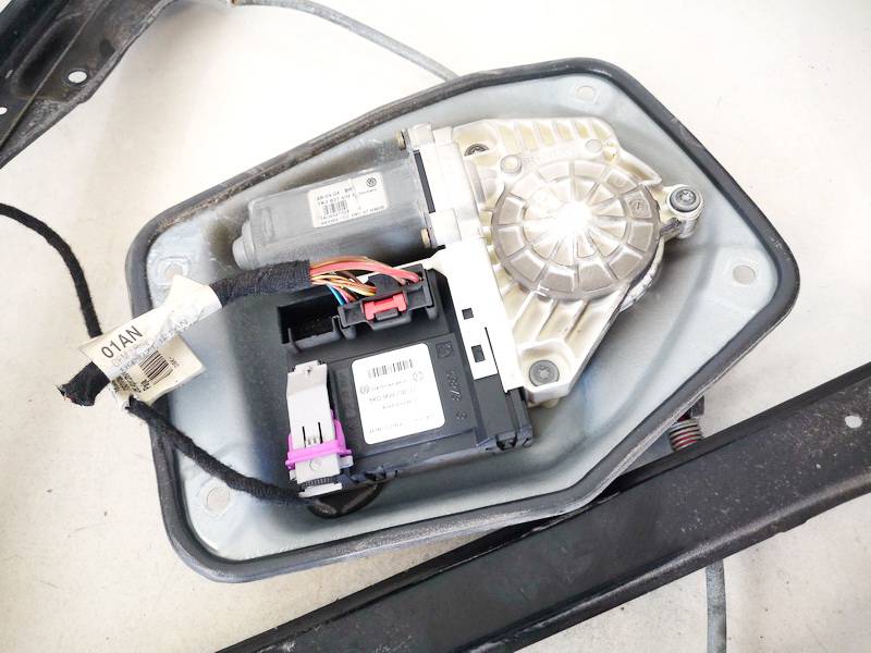 1K0959792C Volkswagen Golf 2004 Oven Ikkunan Nostajan Moottori - EDESSÄ OIKEALLA