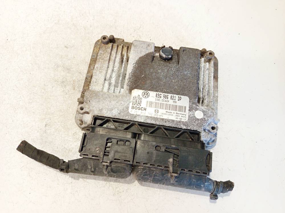 0281012742 Volkswagen Passat 2006 ECU Engine Computer (Engine Control Unit)