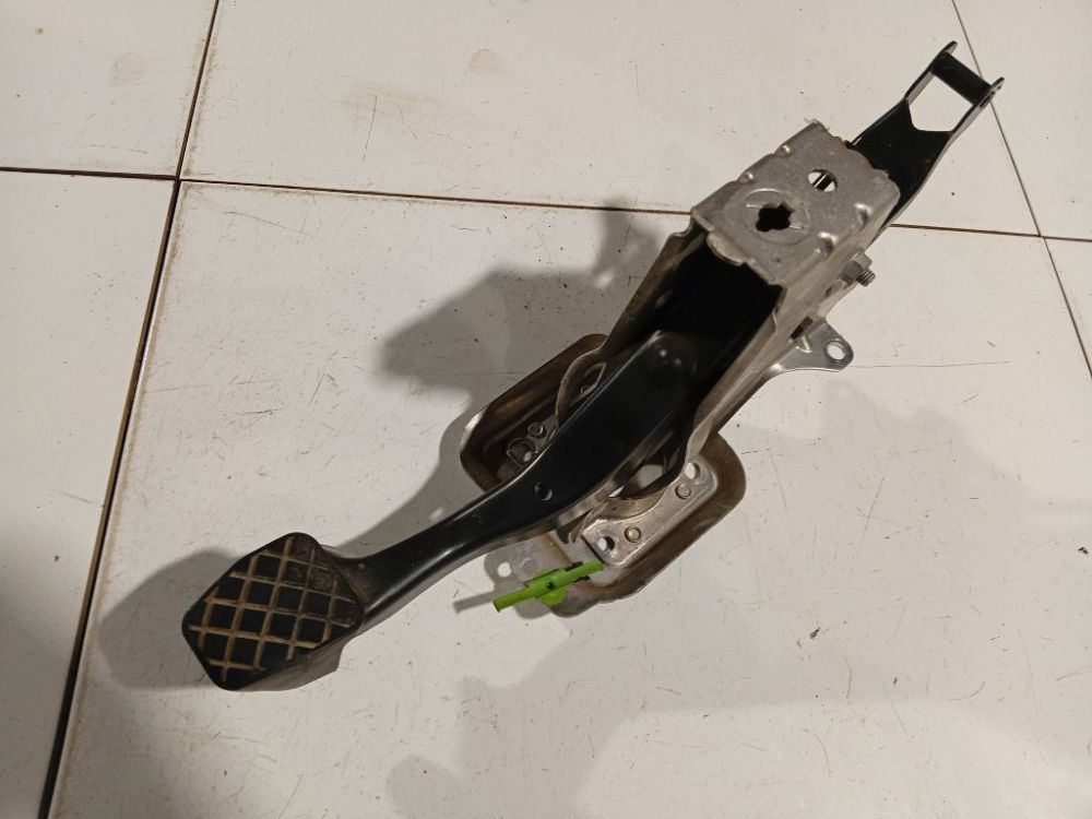 1K1721057AD Volkswagen Golf 2005 Pedał sprzęgła