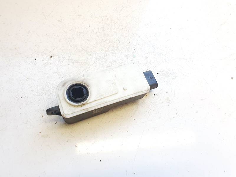 115579700 Tesla Model Y 2023 кронштейн моторчика заслонки отопителя