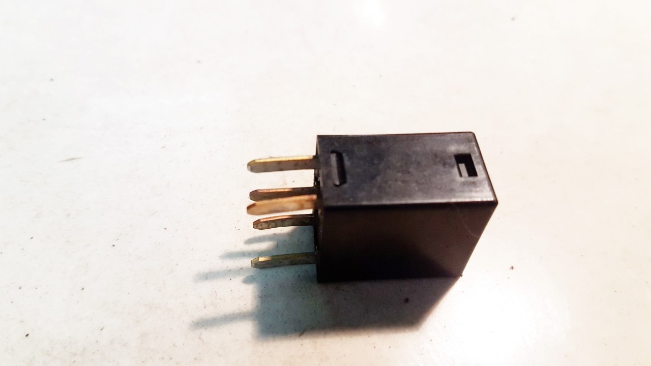 05269988AA USED Relay module Chrysler 300C 2009 3.0L EIS00926785