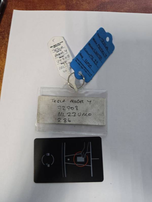 Tesla Model Y 2023 Virtalukon avain - Thumbnail 3