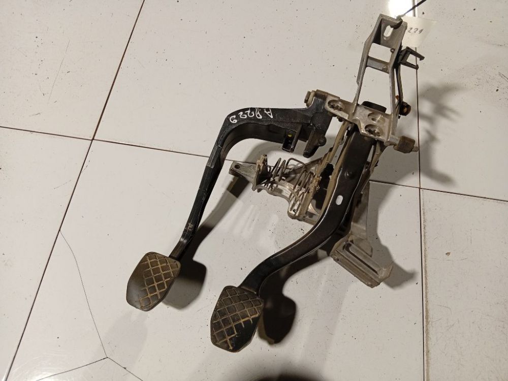 8D1721117E Audi A4 1996 Pedał hamulca