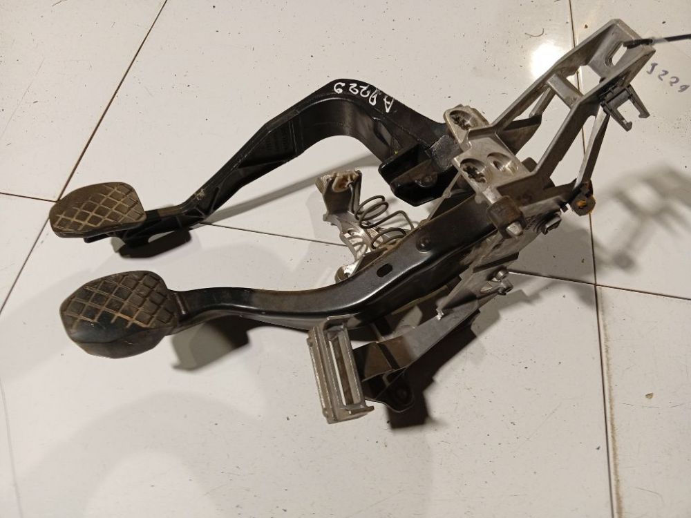8D1721117E Audi A4 1996 Pedal work, Brake pedal, Pedal bracket, Clutch pedal - Thumbnail 3