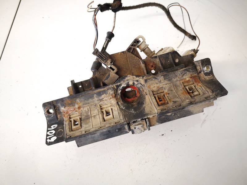 8D9827565 Audi A4 1995 Zewnętrzna klamka otwierania tylnej klapy - TYLNE