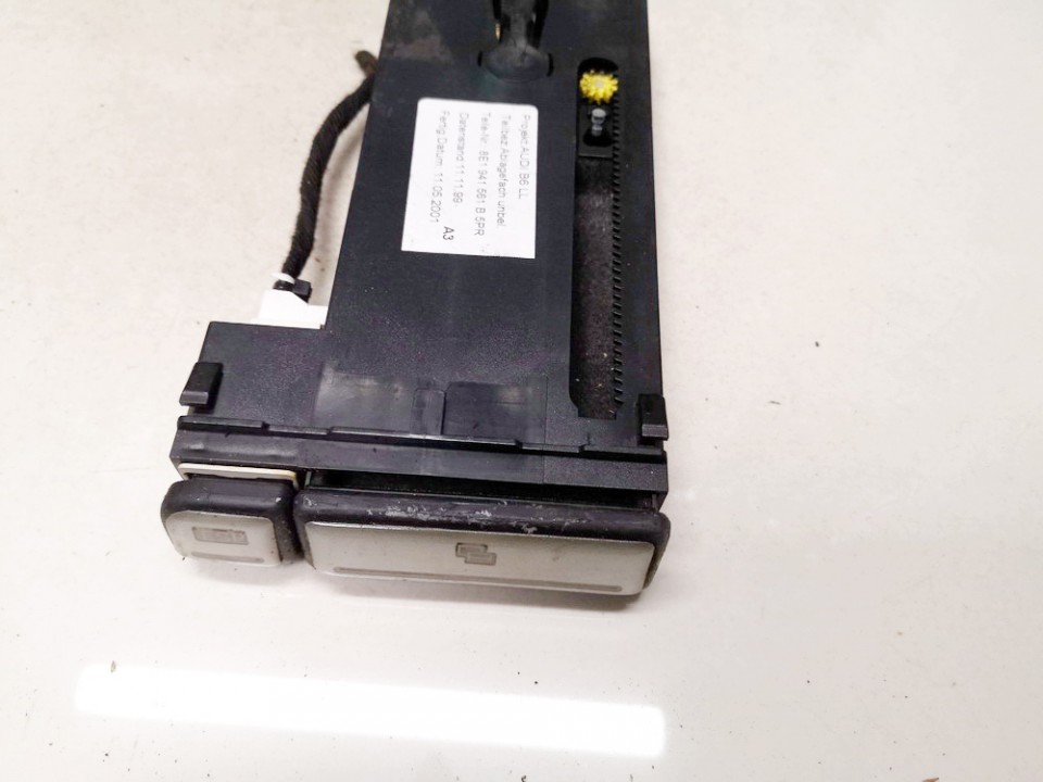 8E1941561B Audi A4 2004 Puodeliu laikiklis