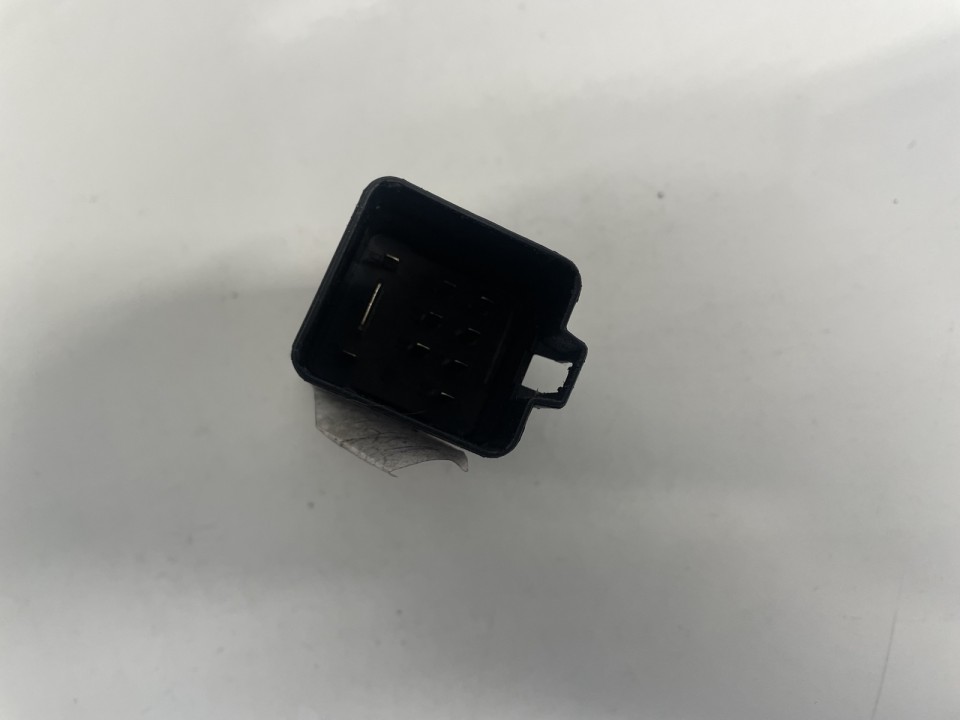 30751798 0281003037 Glow plug relay Volvo V70 2008 2.4L 32EUR