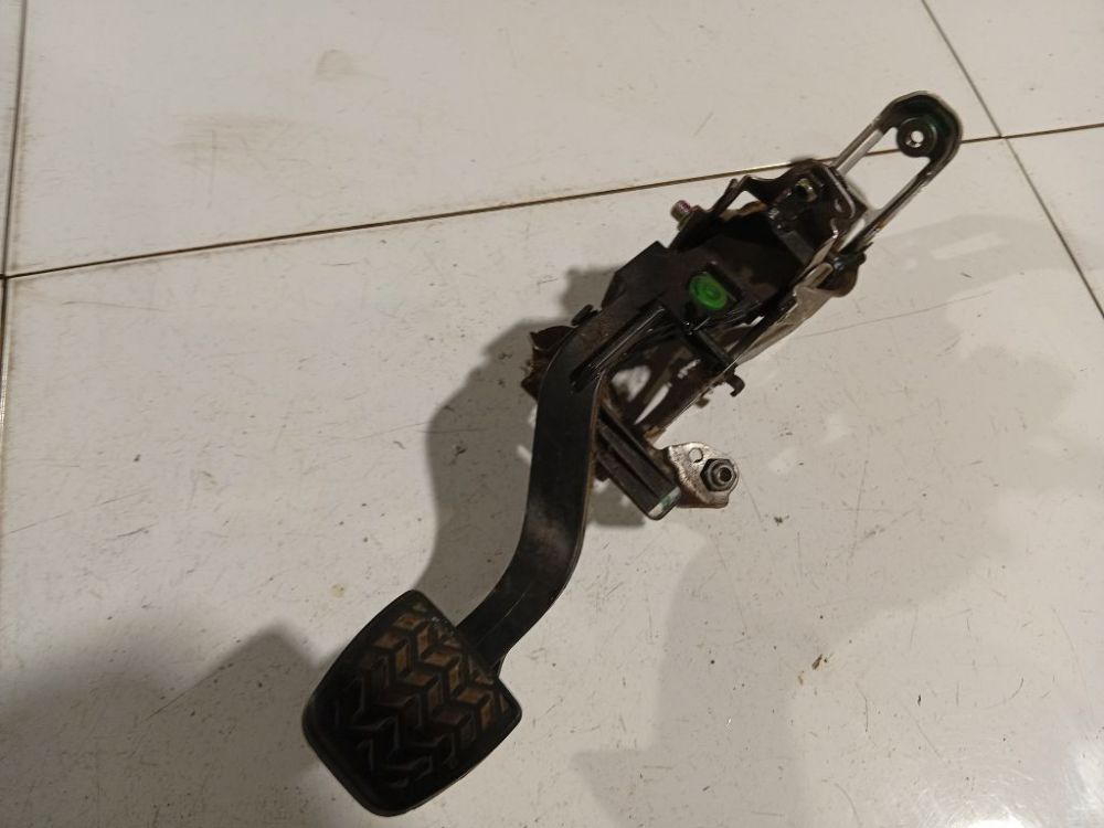 Toyota Yaris 2007 тормоз педалей