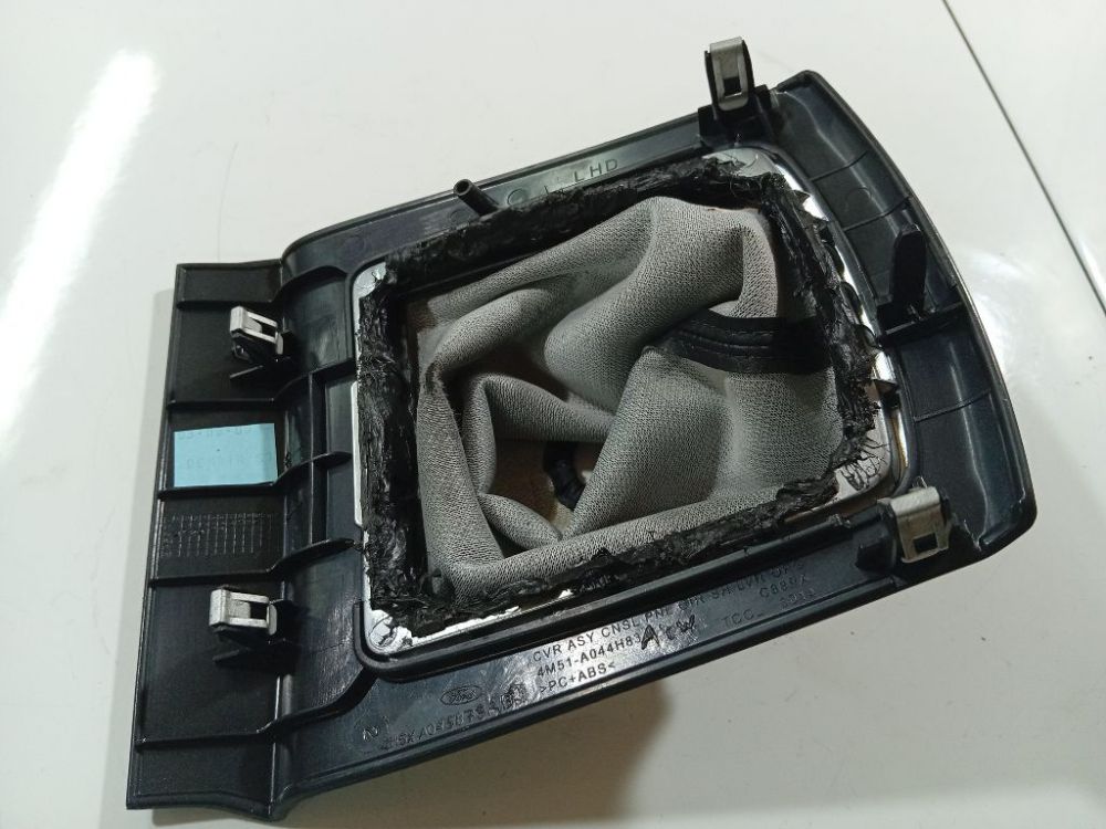 4M5XA045B79AB Ford Focus 2005 Shifter Boot - Thumbnail 3