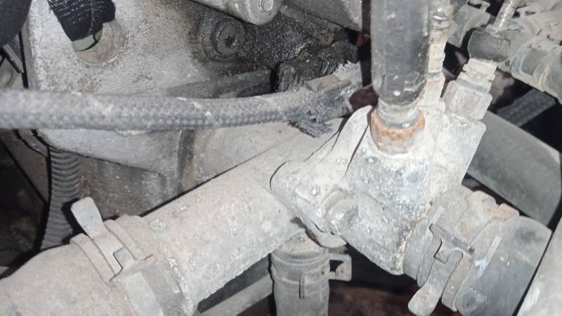 038121133A Volkswagen Golf 2000 Dzesēšanas šķidruma atloks