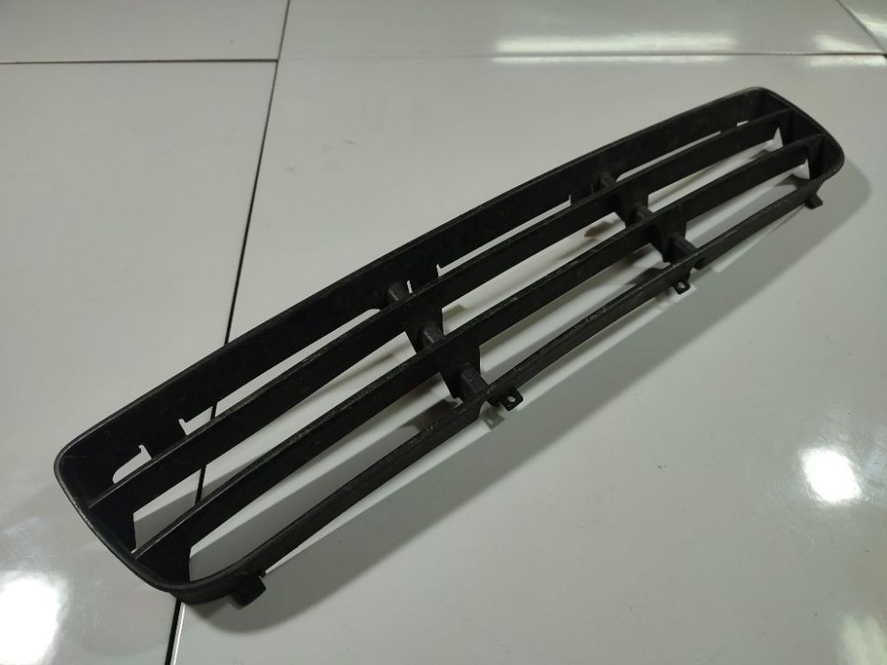 1J5853677B Volkswagen Bora 2002 Bamperio groteles vidurines P.VID.