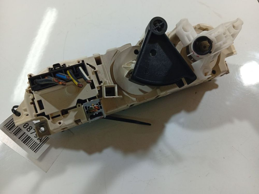 P69607324505261363 Ford Focus 2005 Climate Control Panel (heater control switches) - Thumbnail 2