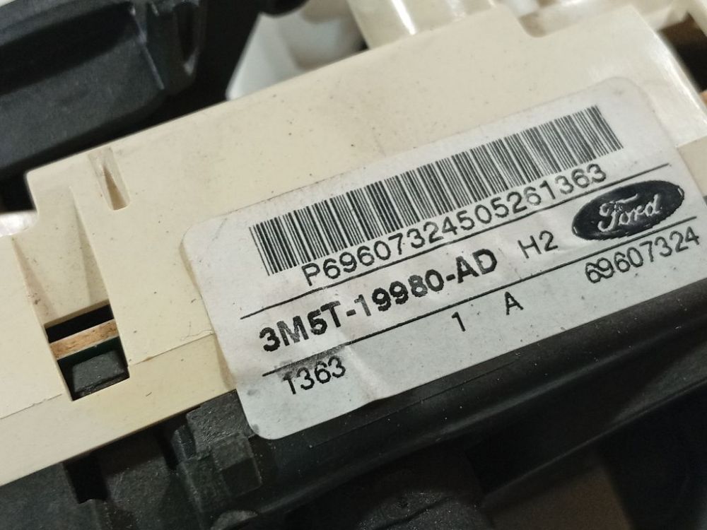 P69607324505261363 Ford Focus 2005 Climate Control Panel (heater control switches) - Thumbnail 4