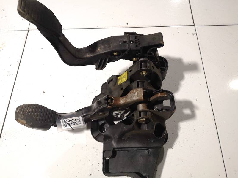 Opel Corsa 2010 Pedał hamulca