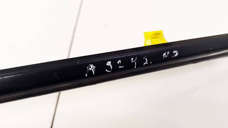 Volkswagen Passat 1997 Glass Trim Molding-weatherstripping - FRONT RIGHT - Thumbnail 3