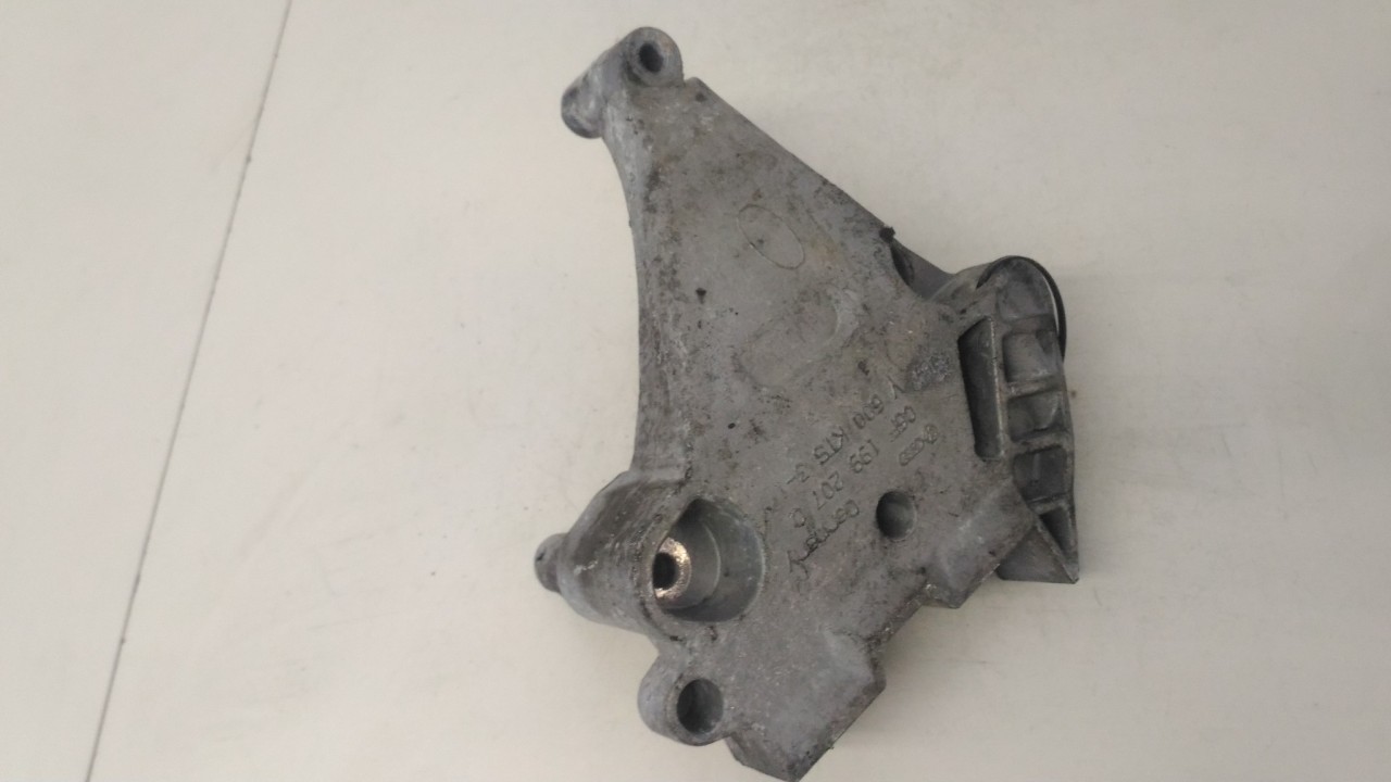 06F199207Q Volkswagen Golf 2011 Variklio kronsteinas ir Greiciu dezes kronsteinas