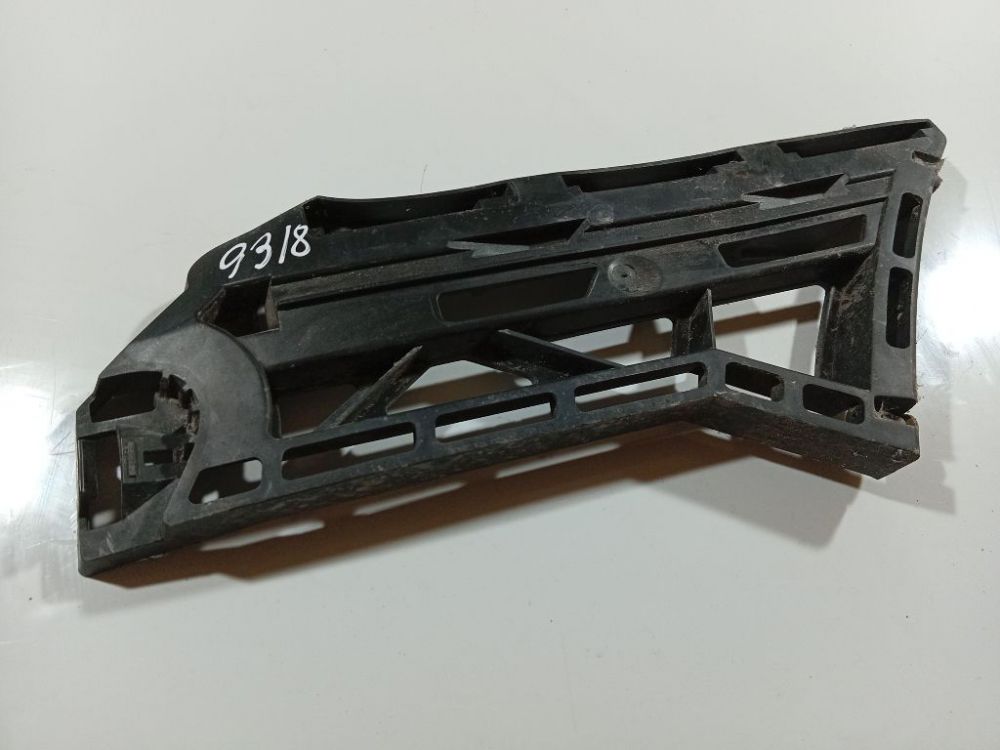 1T0807177 Volkswagen Touran 2005 Puskurin kiinnike - EDESSÄ VASEMMALLA