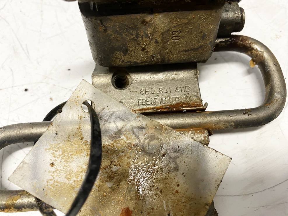 8E0831411B Audi A6 2004 Door Hinge - FRONT - Thumbnail 3