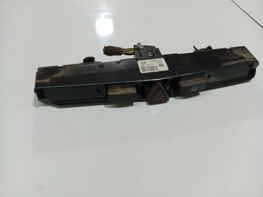 13100105 Opel Astra 2005 Hazard switch