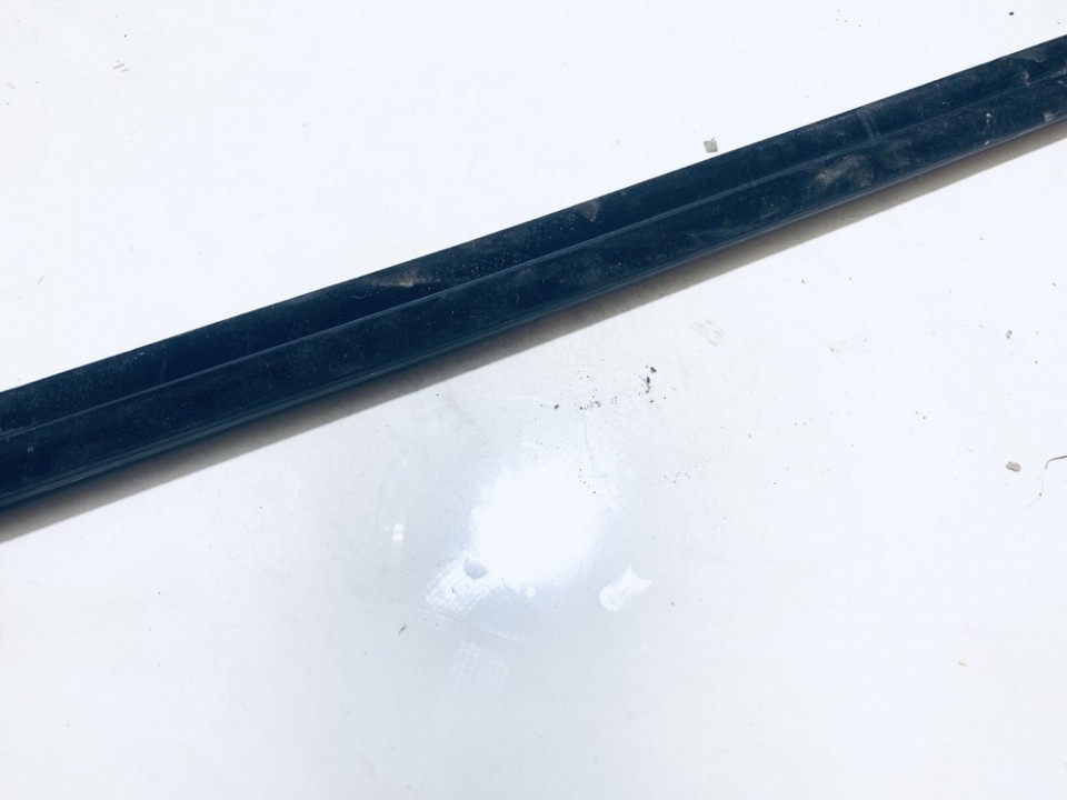 109049500E Tesla Model 3 2020 Oven lasin tiivistelista  - EDESSÄ OIKEALLA - Thumbnail 3