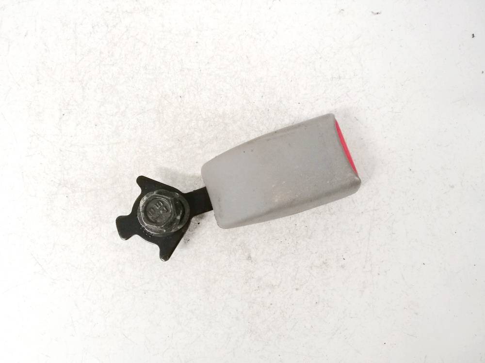 B2000 Mazda Premacy 2001 ENGANCHE CINTURON TRASERO CENTRAL