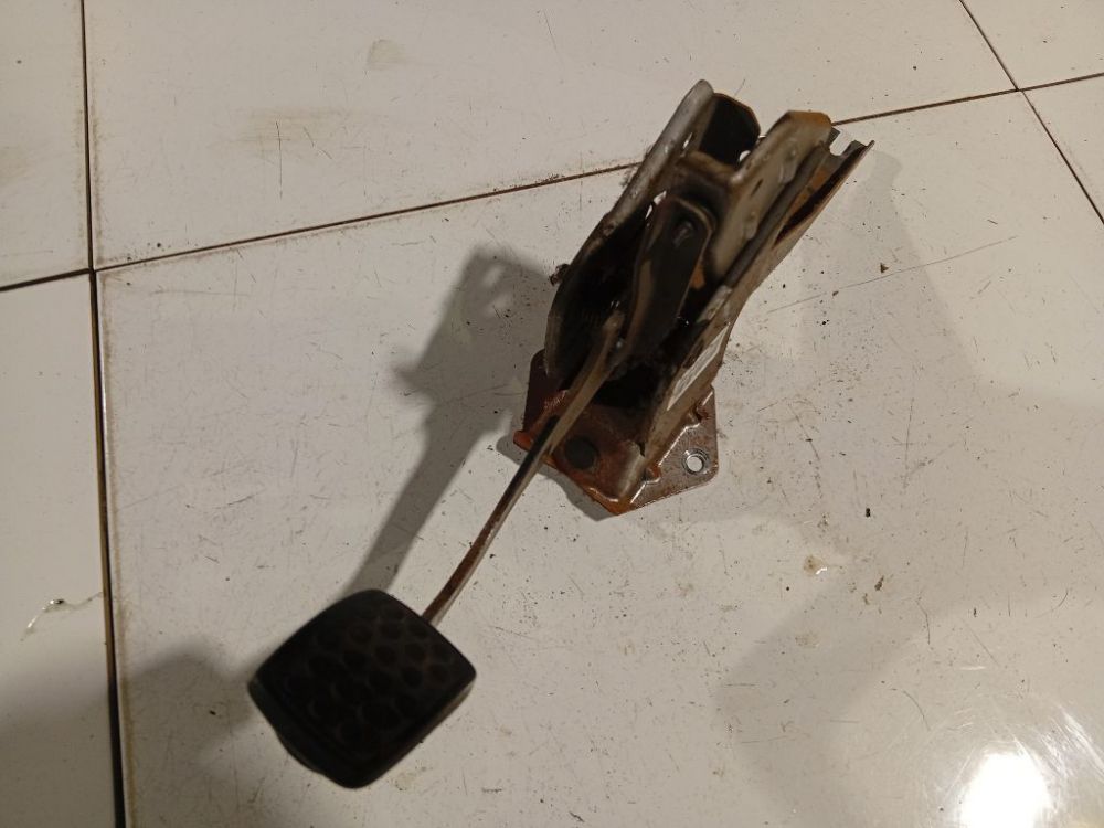 Daihatsu Materia 2010 Pedał hamulca