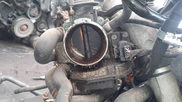 058133063H Audi A4 1997 Suurella Virtaamalla Varustettu Kaasuläpän