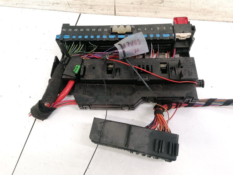 8364540 BMW 3-Series 2002 Fuse box
