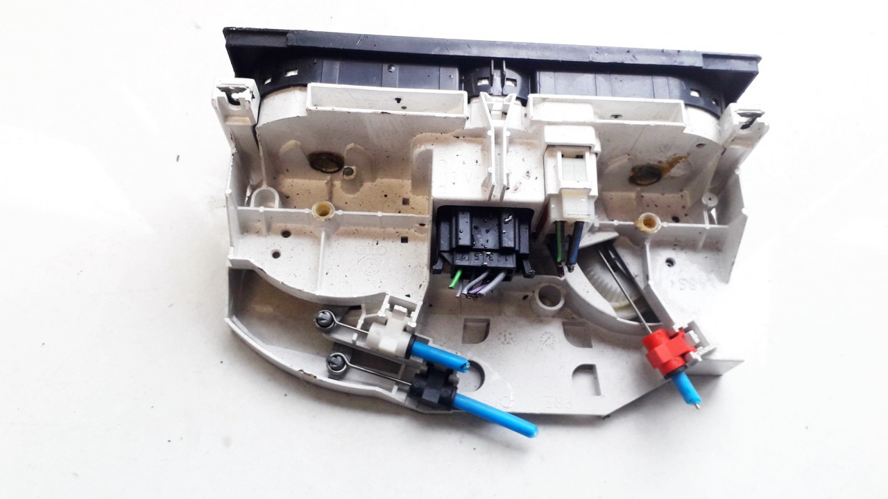 1J0820045G Volkswagen Passat 2000 Climate Control Panel (heater control switches) - Thumbnail 2