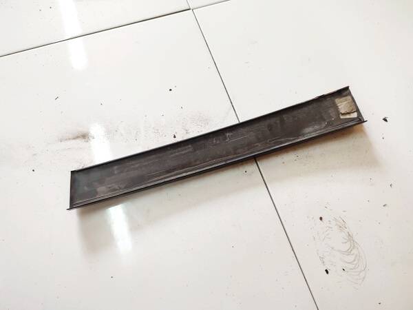 Volkswagen Touran 2005 Etuoven lista (muoto) - TAKANA OIKEALLA