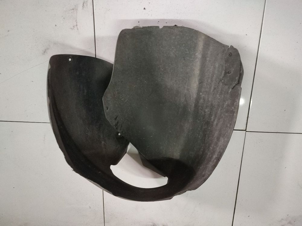 Volkswagen Passat 2006 Etupyörän sisälokasuojat - EDESSÄ OIKEALLA