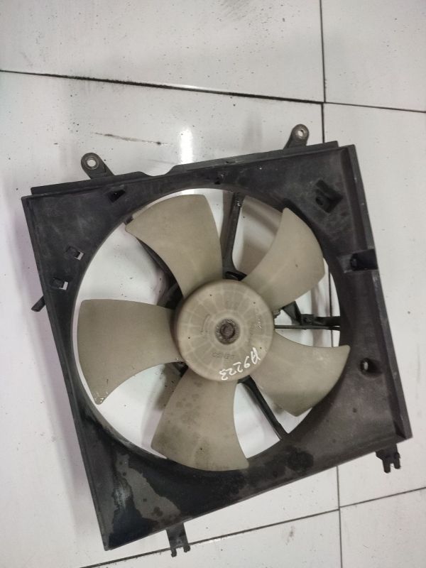 Toyota RAV-4 2003 Difuzors (radiatora ventilators)