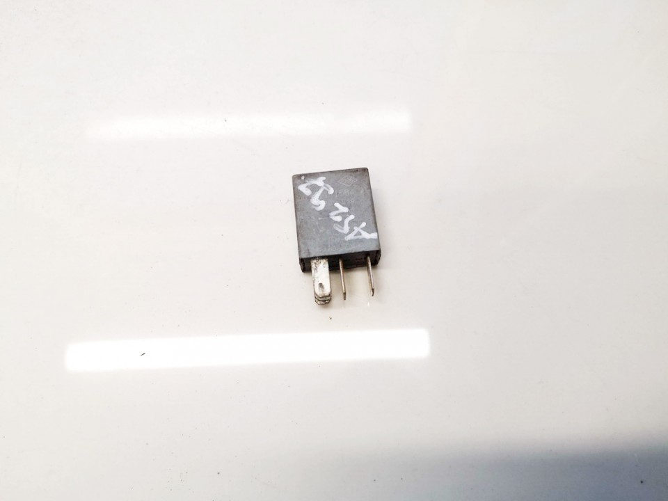 6025111584A Renault Espace 2000 Relay module