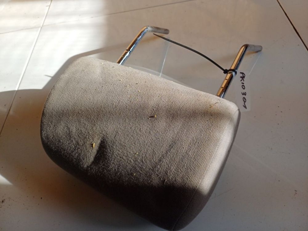 Audi A6 1996 подголовник