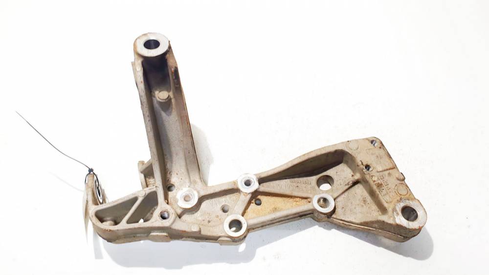 1K0199296F Skoda Octavia 2011 Alatukivarsi - EDESSÄ OIKEALLA