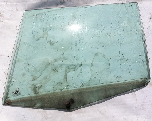 BMW 3-Series 2001 Durvju stikls - AIZMUGURE PA KREISI