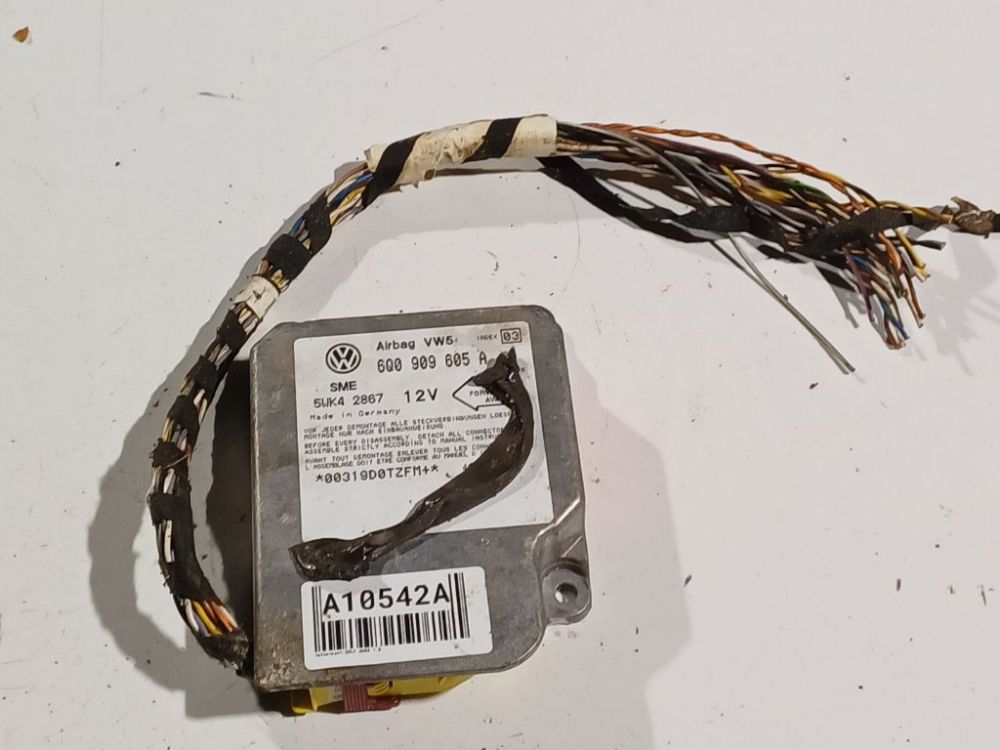 600909605A Volkswagen Golf 2000 Airbag crash sensors module
